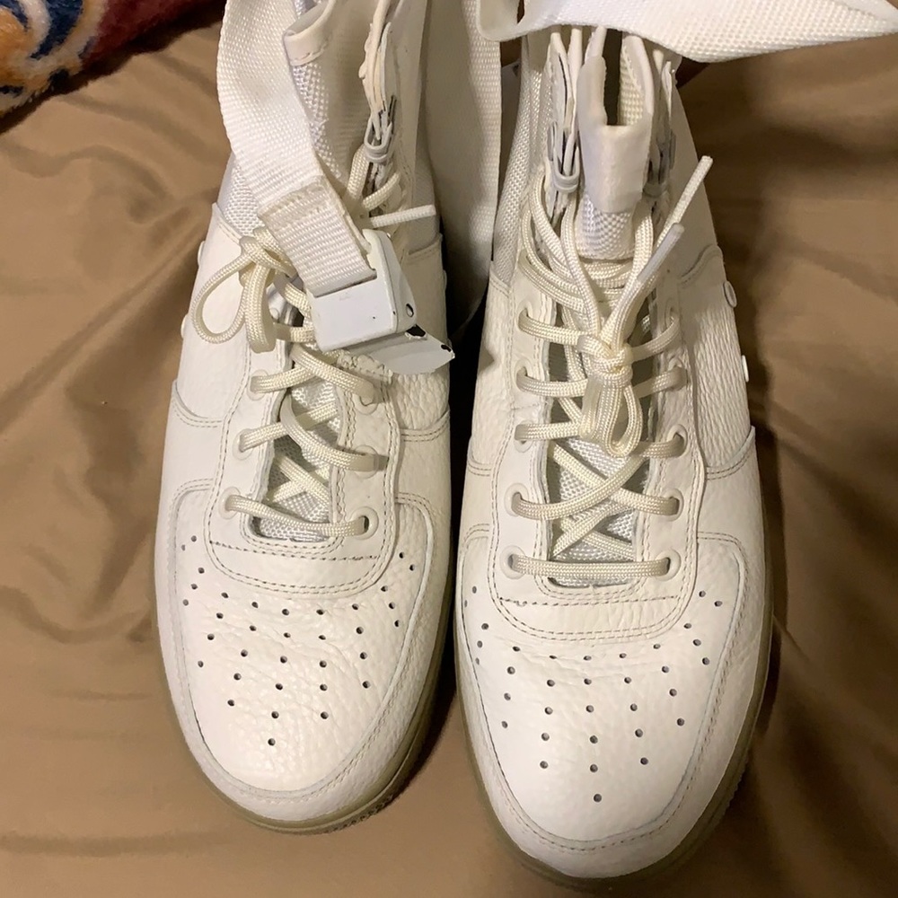 NIKE MIID TOP TENNIS SHOES ( SIZE 9 )